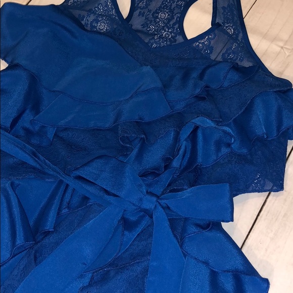 SUPER FLATTERING!!! Blue ruffled asymmetrical tank - Picture 2 of 5